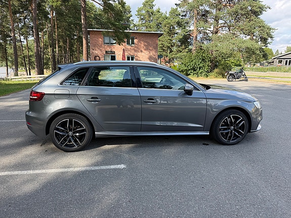 Audi e-tron 4 of 11