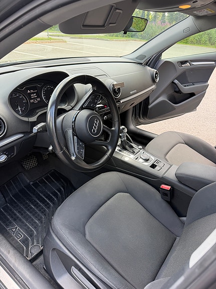Audi e-tron 9 of 11
