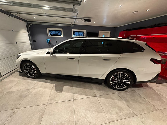 BMW i5 3 of 5