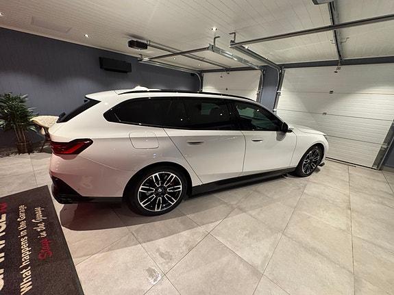 BMW i5 12 of 30