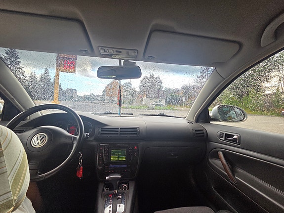 Volkswagen Passat 9 of 13