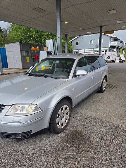 Volkswagen Passat 2 of 5