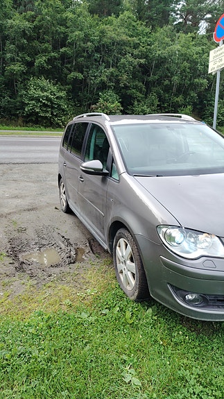 Volkswagen Touran 2 of 5