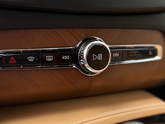 Volvo XC90 10 of 25