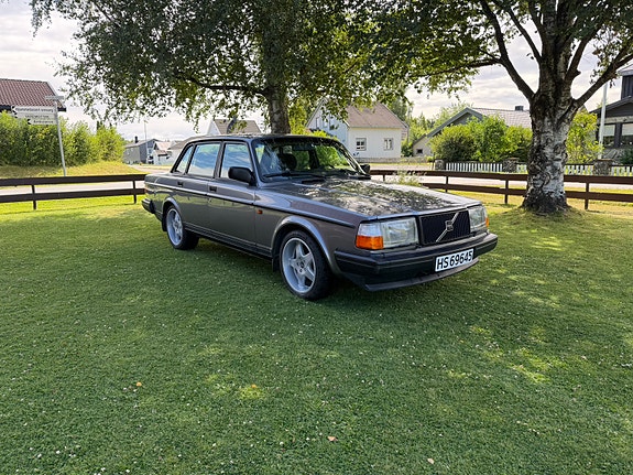 Volvo 240 3 of 5