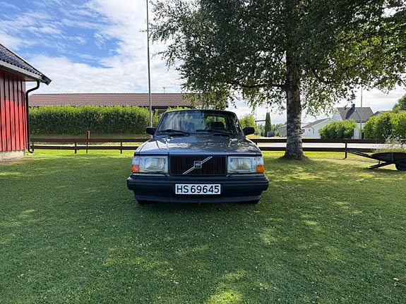 Volvo 240 2 of 5