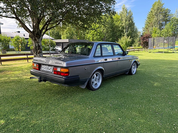 Volvo 240 4 of 5