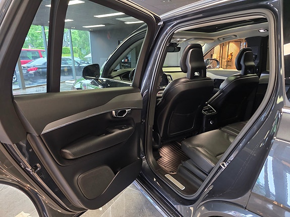 Volvo XC90 13 of 30