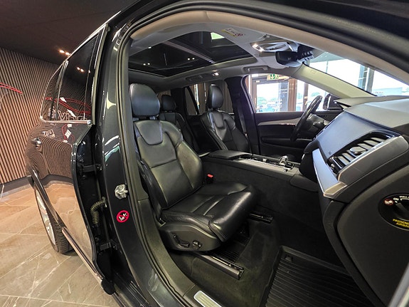 Volvo XC90 10 of 30