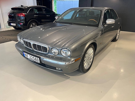 Jaguar XJ 3 of 5