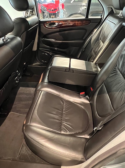 Jaguar XJ 24 of 28