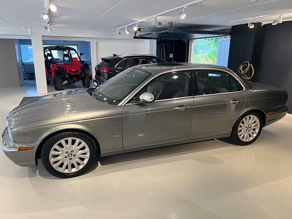 Jaguar XJ 4 of 5