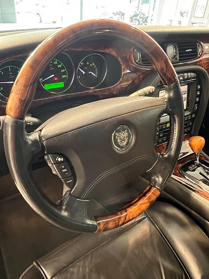 Jaguar XJ 12 of 28