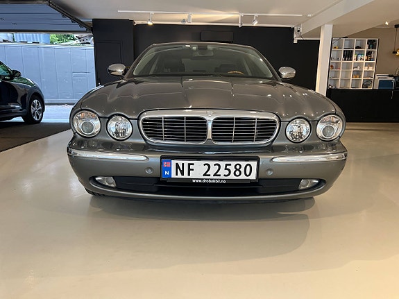 Jaguar XJ 2 of 5