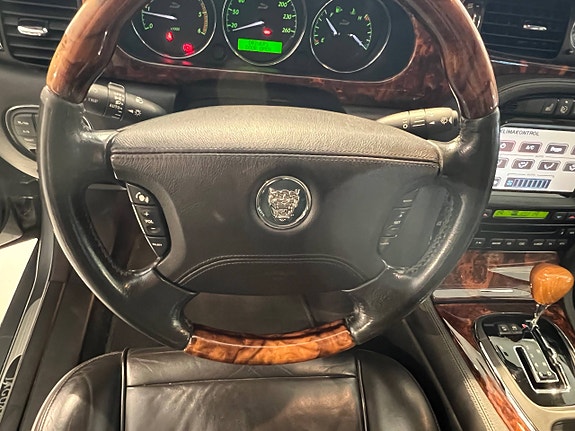 Jaguar XJ 13 of 28