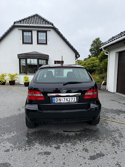 Mercedes-Benz B180 4 of 25