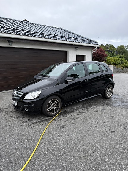 Mercedes-Benz B180 3 of 25