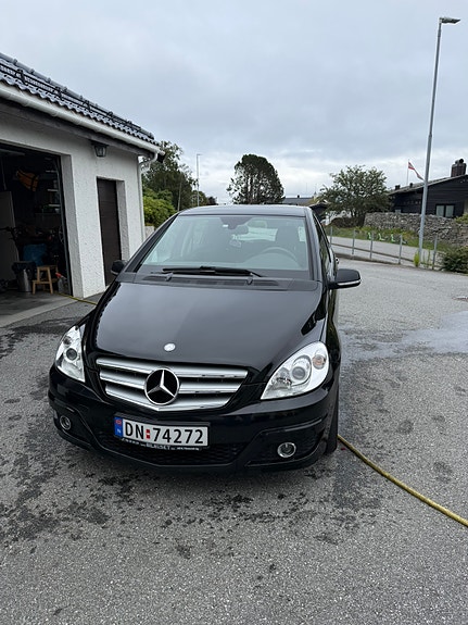 Mercedes-Benz B180 2 of 25