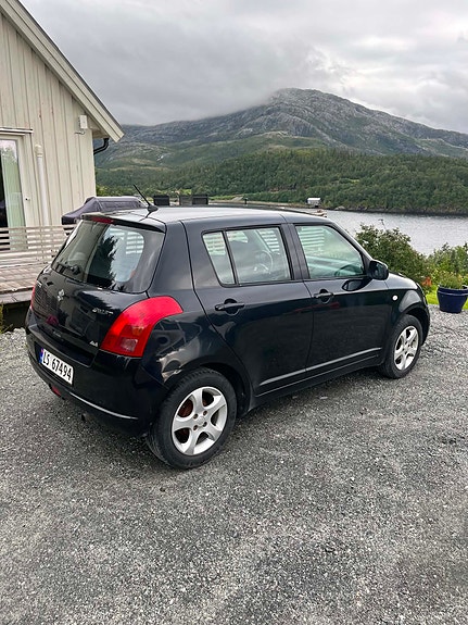Suzuki Swift 3 of 5
