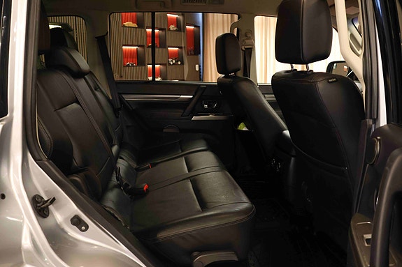 Mitsubishi Pajero 13 of 30
