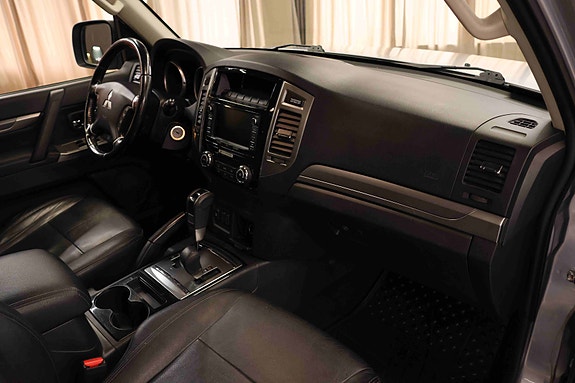 Mitsubishi Pajero 12 of 30