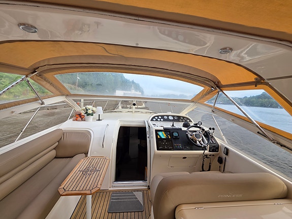 Princess V40 Mye oppgradert Overhalte motorer I Generator Radar Autopilot 3 of 30
