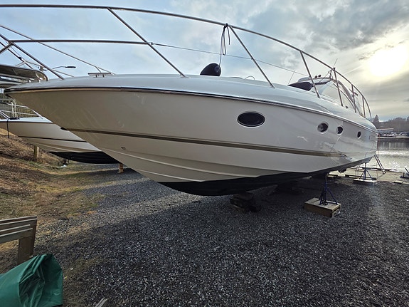 Princess V40 Mye oppgradert Overhalte motorer I Generator Radar Autopilot 10 of 30