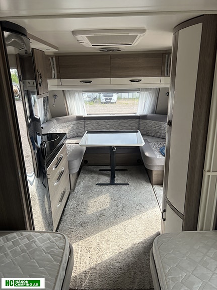 Hobby 560 WLU Prestige med 2 enkle senger og stort bad bak 4 of 15
