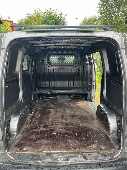 Nissan NV200 2 of 16