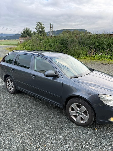 Skoda Octavia 2 of 5