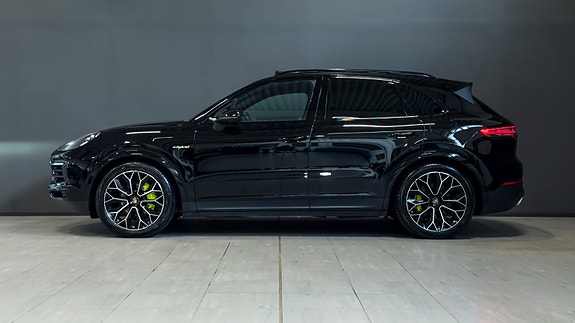 Porsche Cayenne 3 of 30