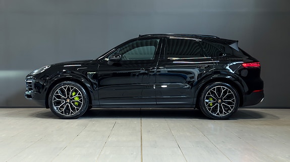 Porsche Cayenne 2 of 30