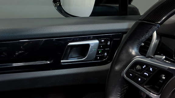 Porsche Cayenne 25 of 30