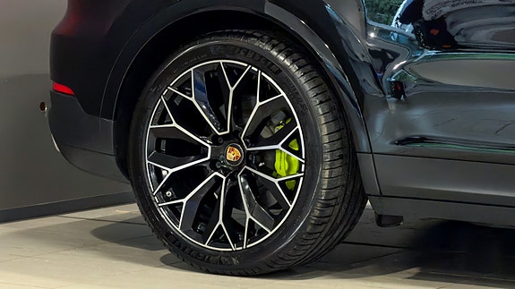 Porsche Cayenne 12 of 30