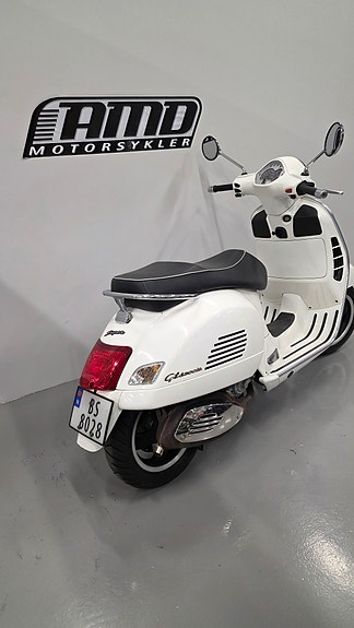 Vespa GTS 300 3 of 7
