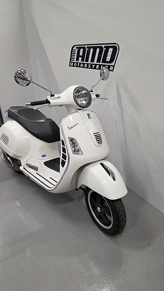 Vespa GTS 300 2 of 7