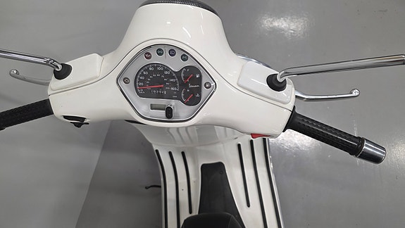 Vespa GTS 300 6 of 7
