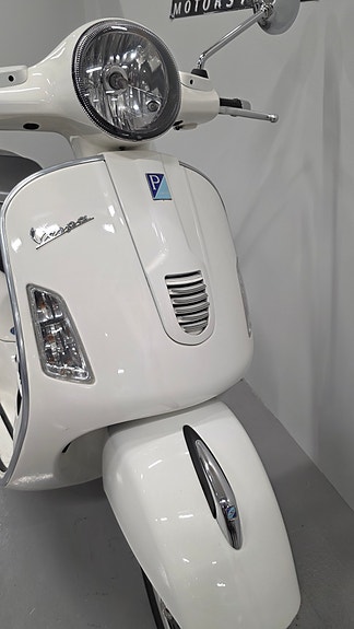 Vespa GTS 300 4 of 7
