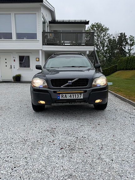 Volvo XC90 3 of 5