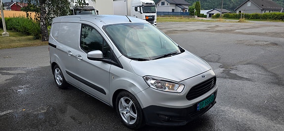 Ford Transit Courier 2 of 5
