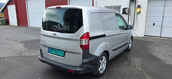 Ford Transit Courier 4 of 5
