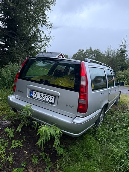 Volvo V70 3 of 5