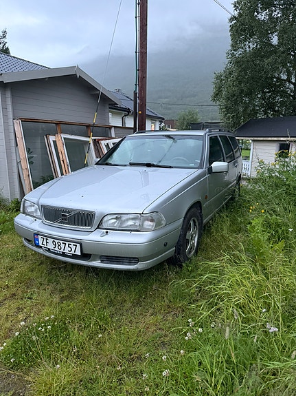 Volvo V70 2 of 5
