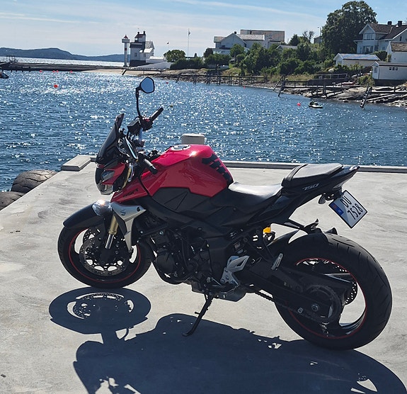 Suzuki GSR 750 2 of 23