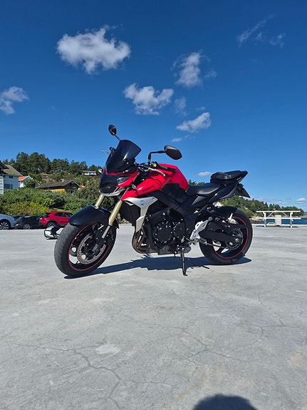 Suzuki GSR 750 8 of 23
