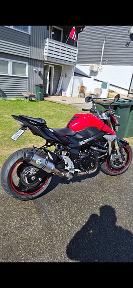 Suzuki GSR 750 14 of 23