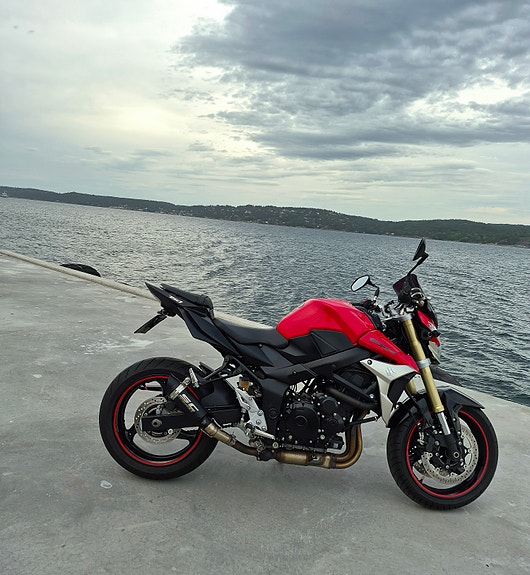 Suzuki GSR 750 11 of 23