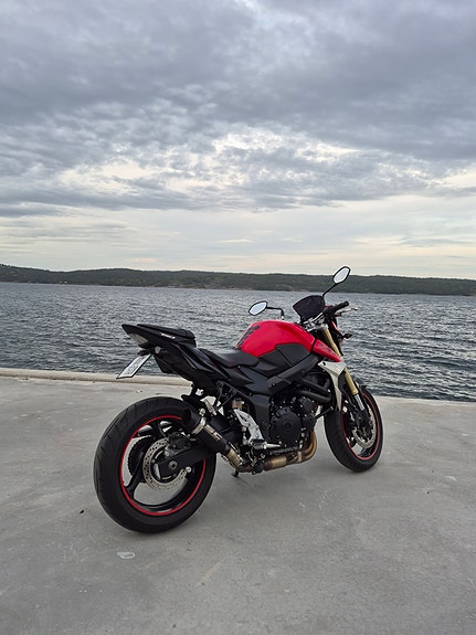 Suzuki GSR 750 12 of 23