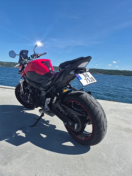 Suzuki GSR 750 4 of 23