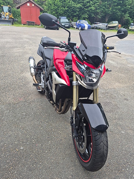 Suzuki GSR 750 15 of 23